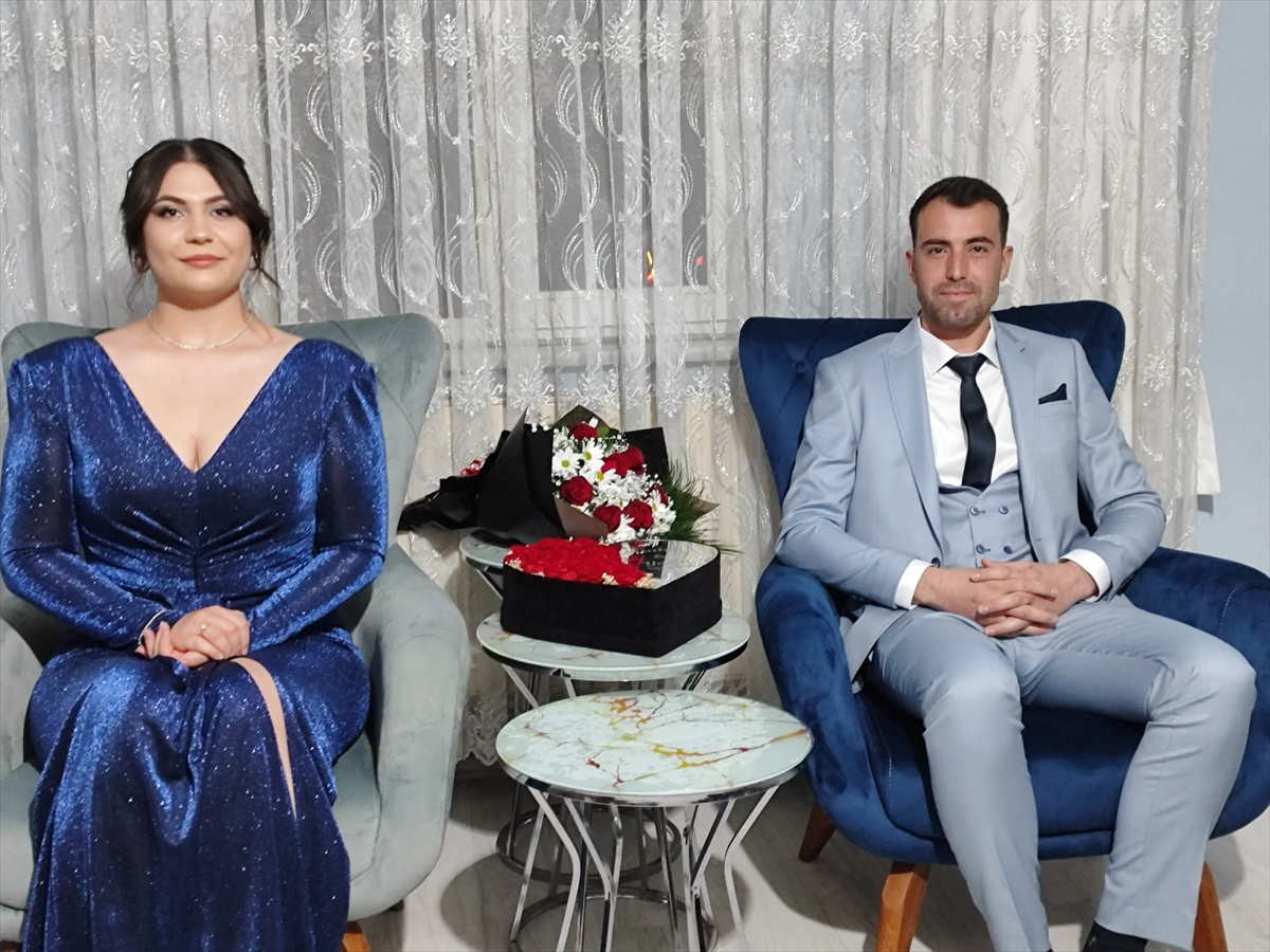 once-gelini-damada-istediler-sonra-hep-birlikte-kitap-okudular.jpg