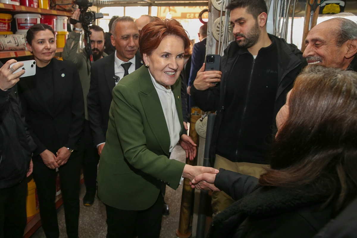 yi-parti-genel-baskani-aksener-usakta-iftar-programina-katildi-2.jpg