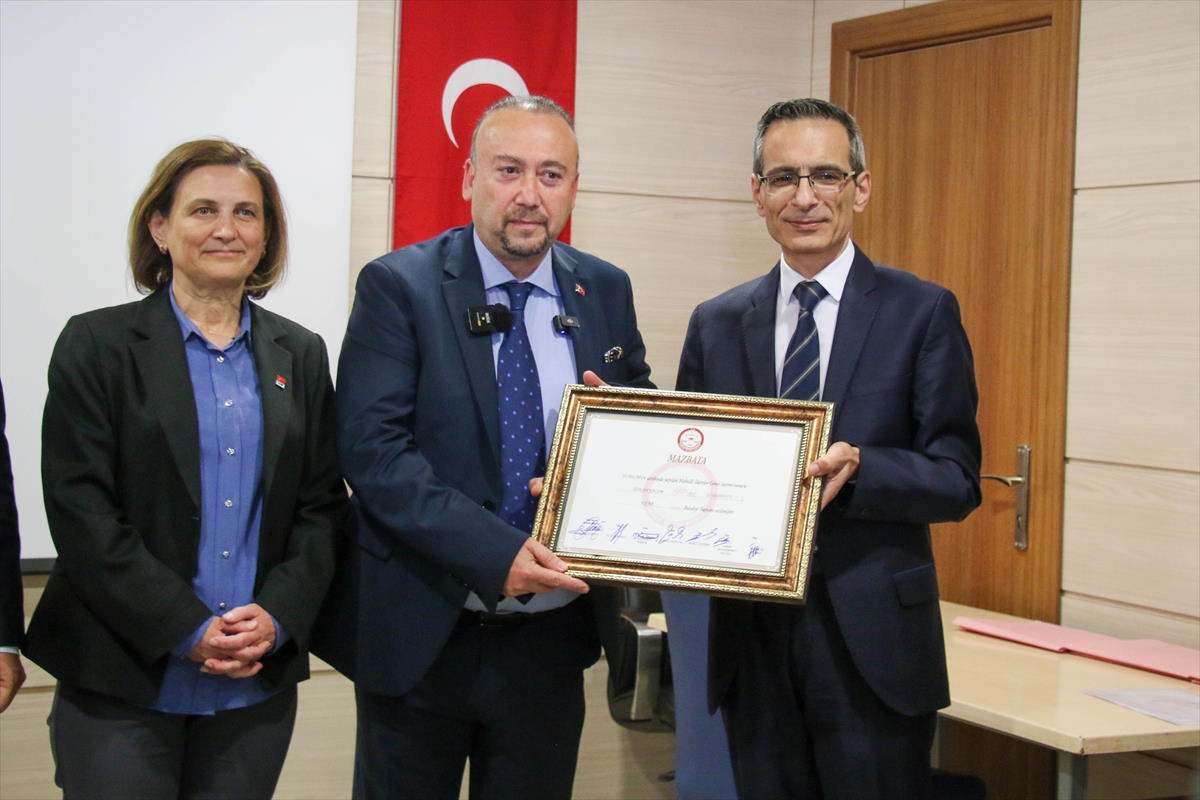 aa-20240404-34183547-34183542-usak-belediye-baskani-ozkan-yalim-mazbatasini-aldi.jpg