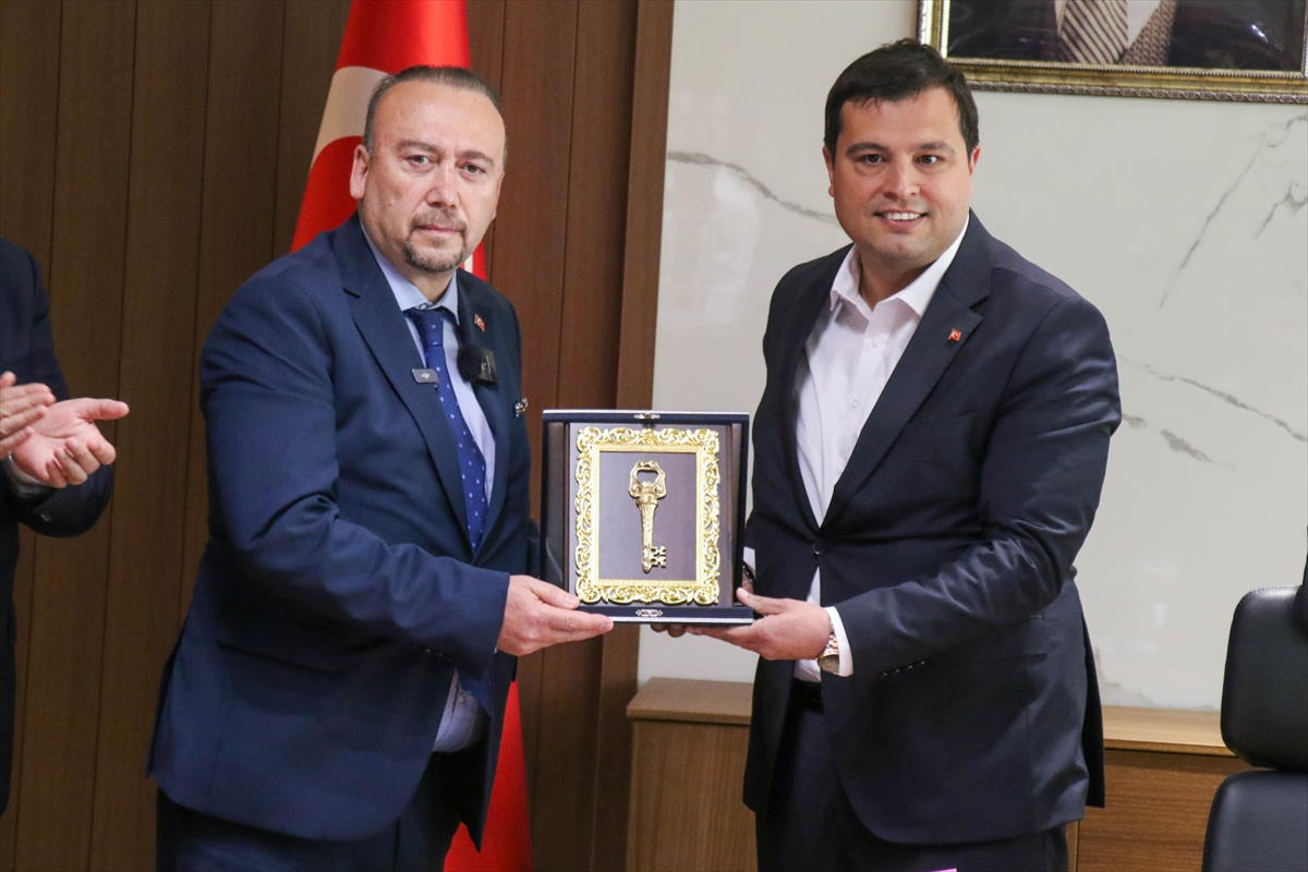 aa-20240404-34183547-34183545-usak-belediye-baskani-ozkan-yalim-mazbatasini-aldi.jpg