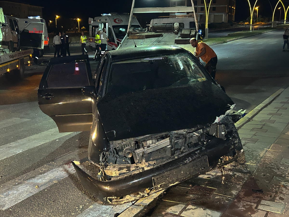 usakta-trafik-kazasi-2si-cocuk-6-kisi-yaralandi-1.jpg