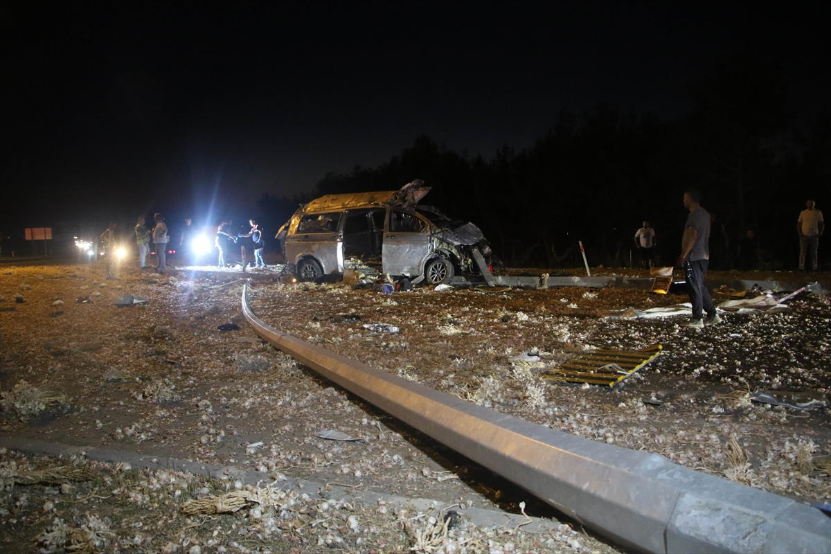gediz-kavsaginda-minibus-takla-atti-1.jpg
