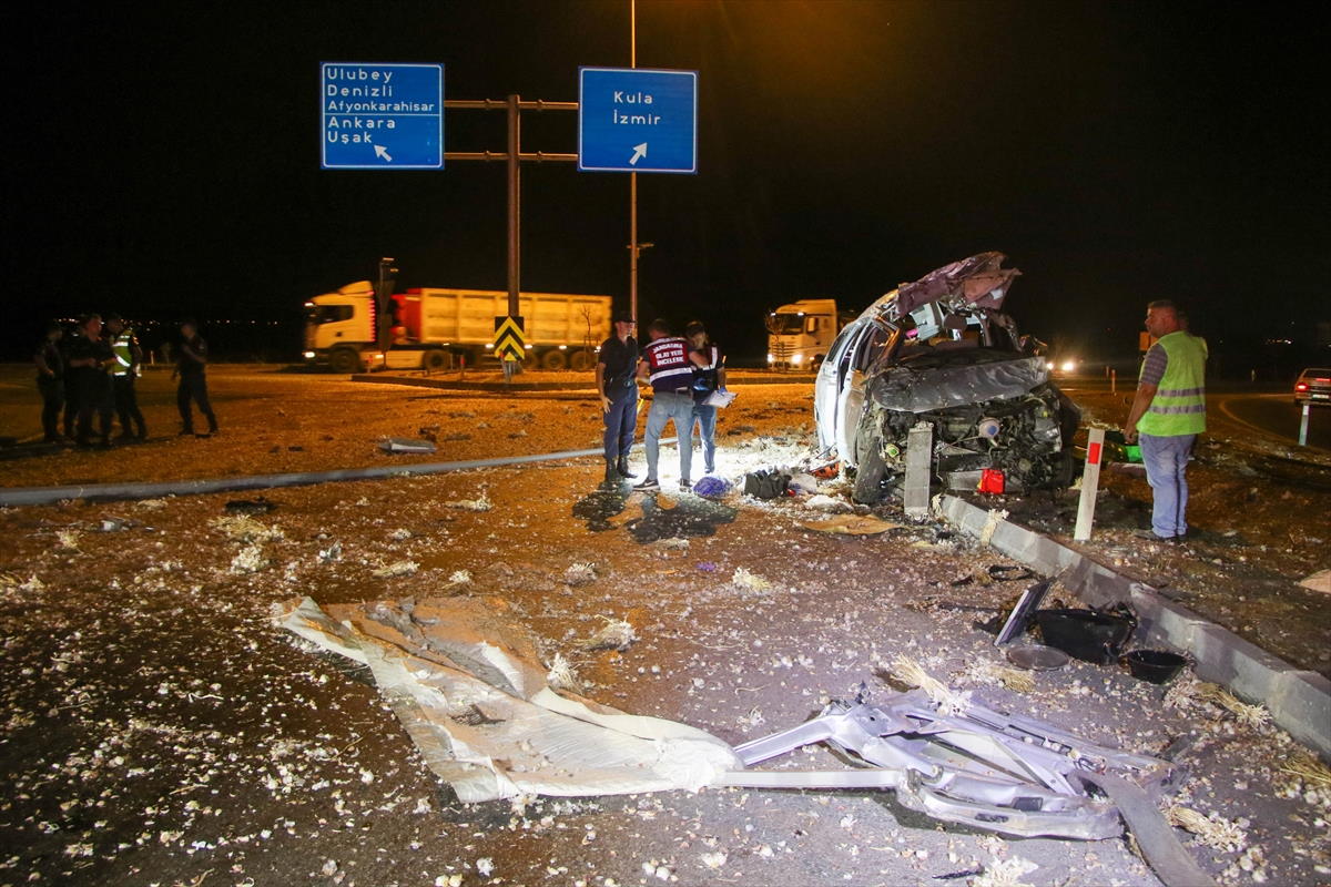 gediz-kavsaginda-minibus-takla-atti-2.jpg