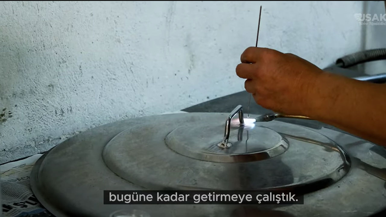 dokum-ustasi-ahmet-dokmeci-meslegi-yasatmaya-calisiyor-3.jpg