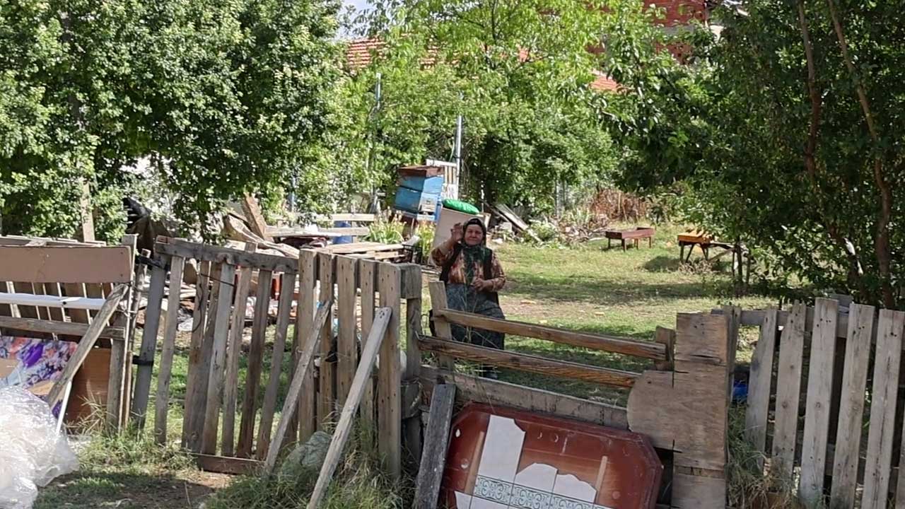 baskan-yalim-sel-magduru-yasli-kadina-yardim-etti.jpg