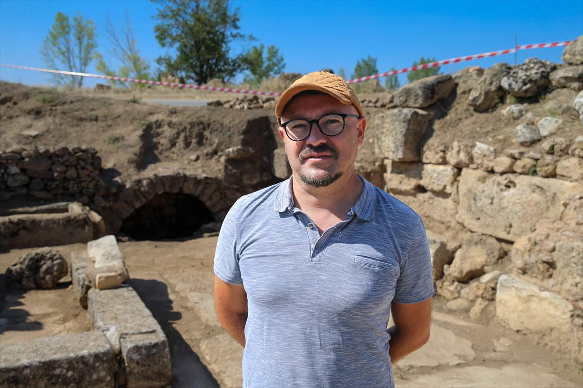 sebaste-antik-kentinde-orta-bizans-donemine-ait-9-mezar-bulundu-3.jpg