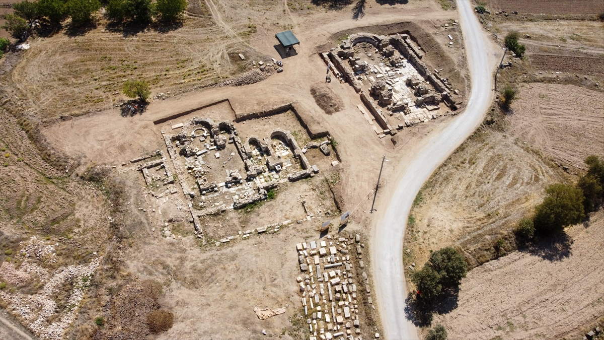 sebaste-antik-kentinde-orta-bizans-donemine-ait-9-mezar-bulundu-4.jpg