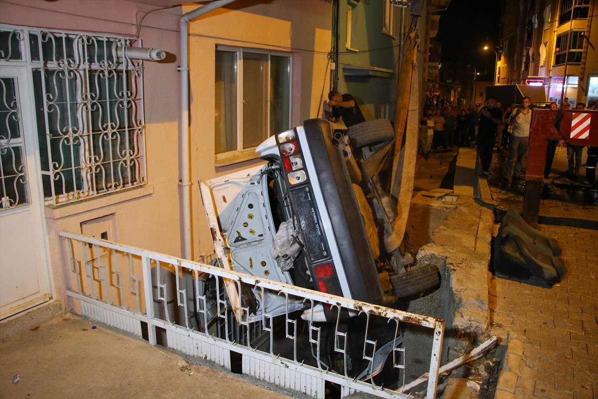 usakta-merdiven-bosluguna-dusen-otomobildeki-17-yasindaki-genc-oldu-3.jpg