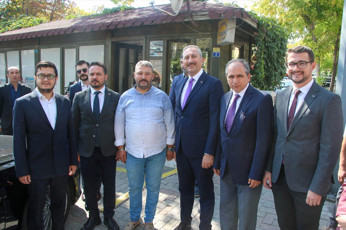 abdulhamit-gul-ismet-pasa-caddesinde-esnaflari-ziyaret-etti-1.jpg