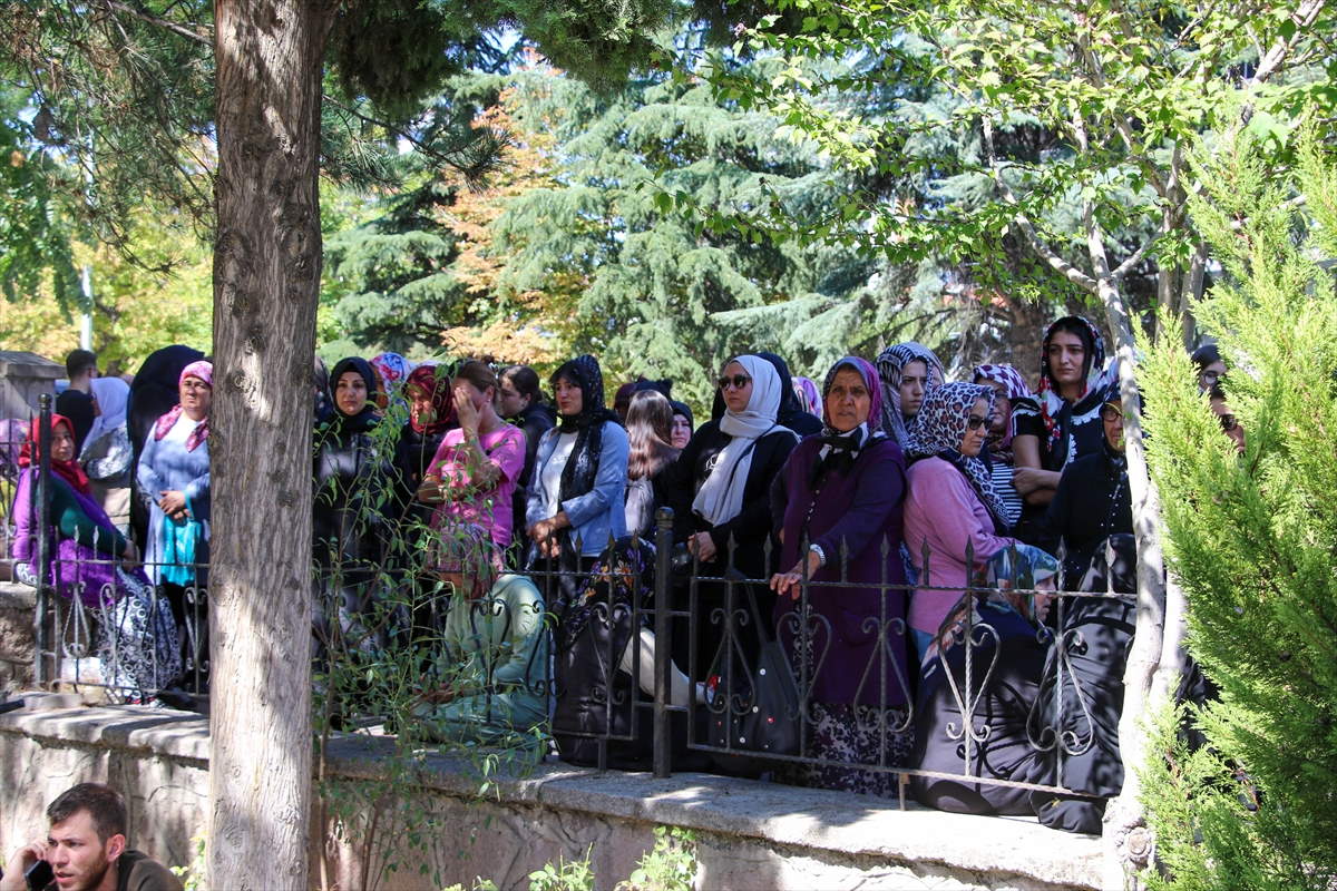 trafik-kazasinda-olen-anne-baba-ve-kizi-usakta-son-yolcuguna-ugurlandi1.jpg