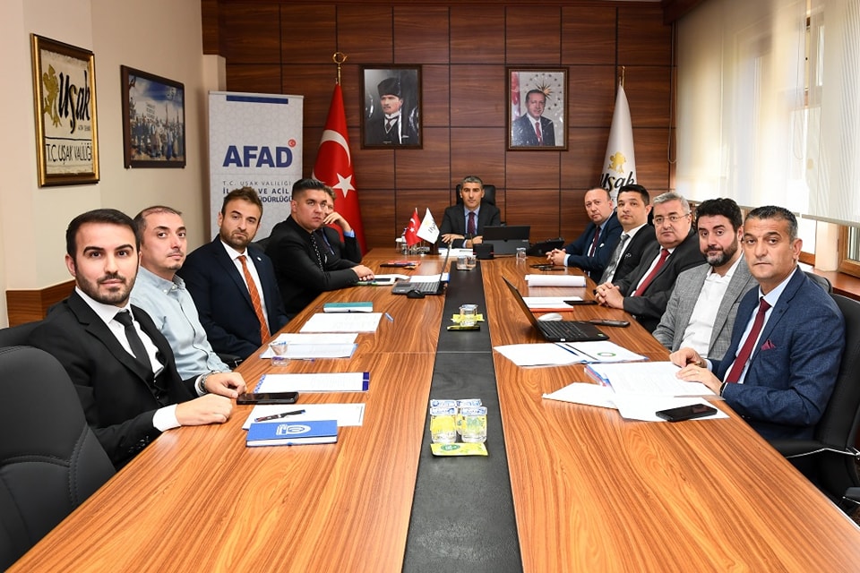 usak-valiligi-deprem-toplantisi.jpg