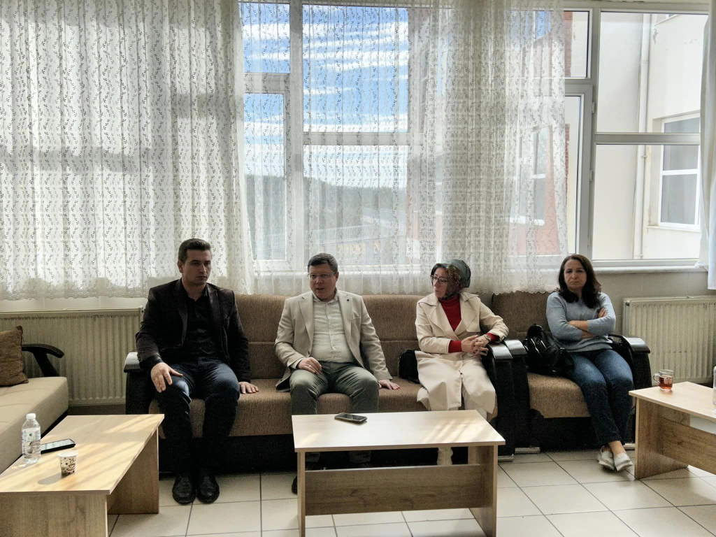 fahrettin-tugrul-usak-lisesi-ziyaret-1.jpg
