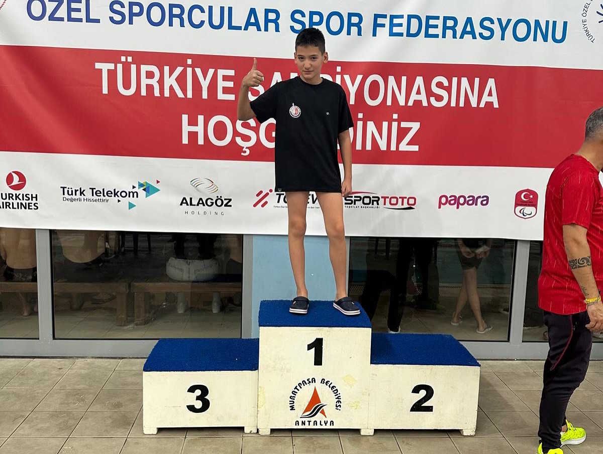 usak-belediyesinin-ozel-sporcularindan-madalya-yagmuru-1-001.jpg