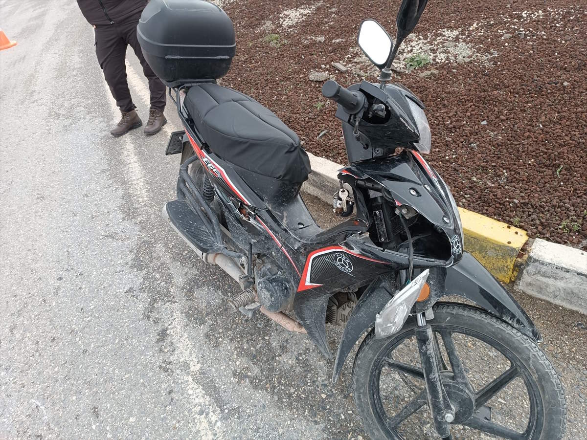 susuz-kavsaginda-kamyonetle-motosiklet-carpisti-1-yarali-1.jpg