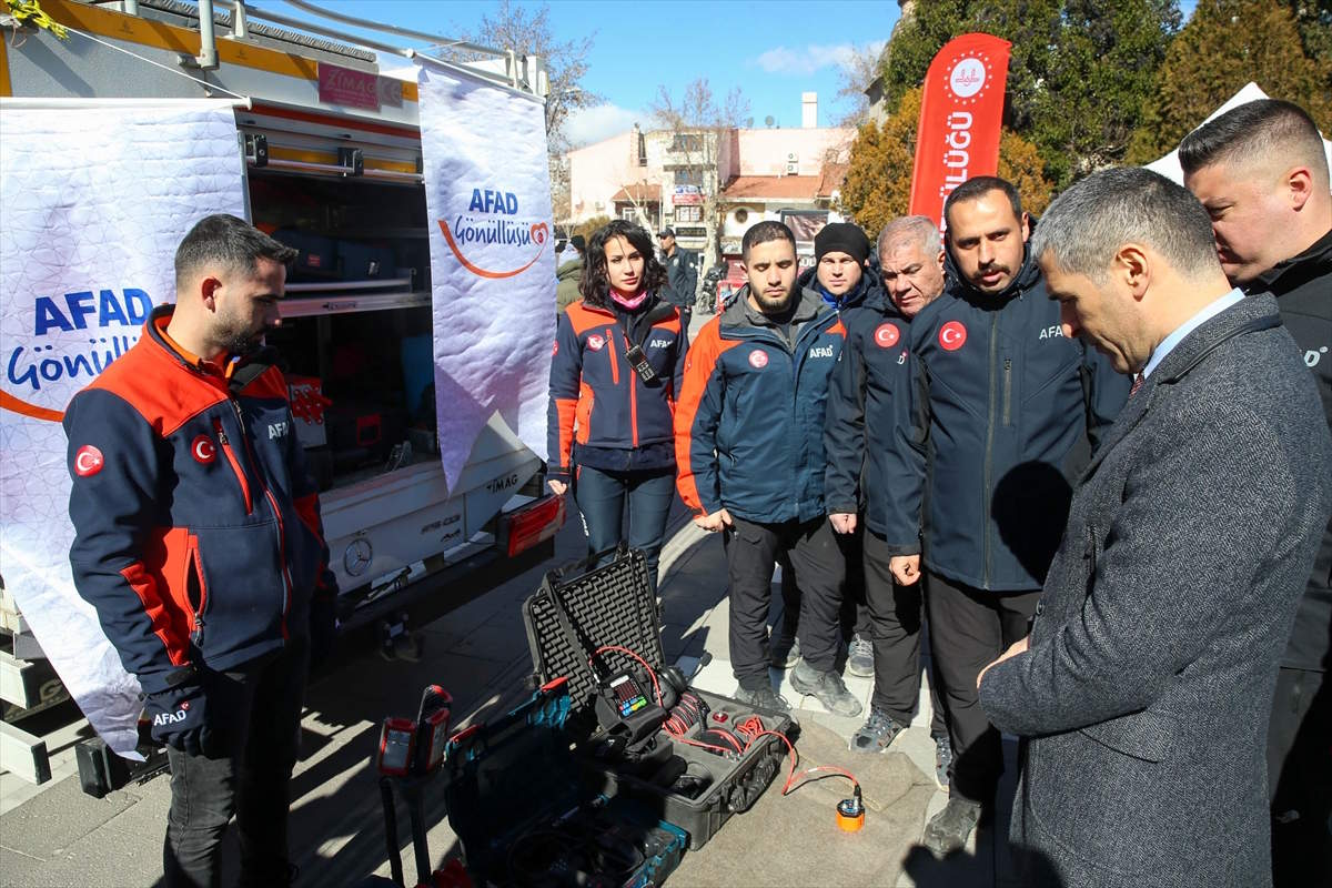 usakta-6-subattaki-depremlerde-hayatini-kaybedenler-anildi-3.jpg