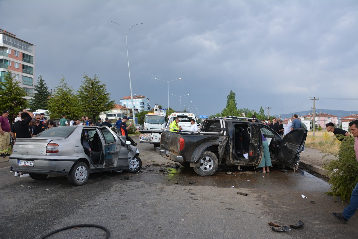 banaz-trafi-kazasi-3.jpg