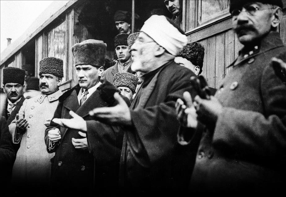 ataturk-usakta-dua-ediyor.jpeg