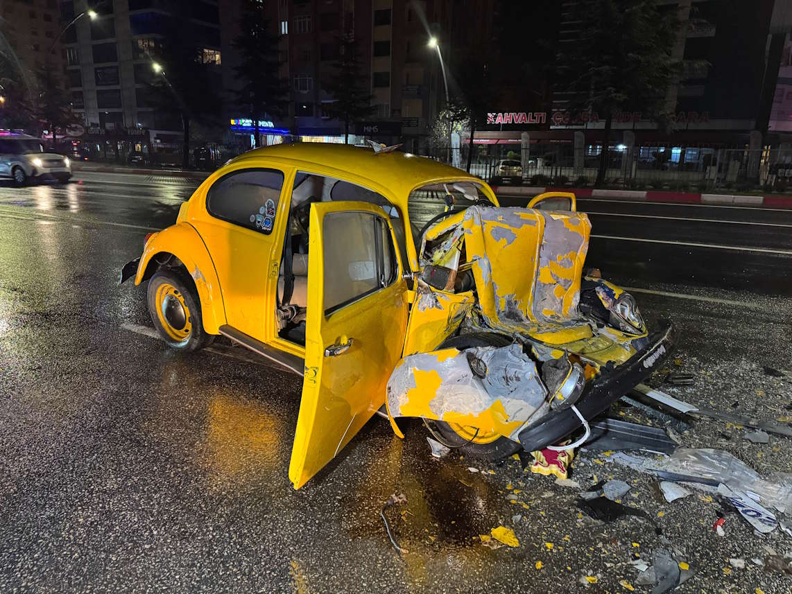 gazi-bulvarinda-otobuse-arkadan-carpan-otomobildeki-3-kisi-yaralandi-1.jpg