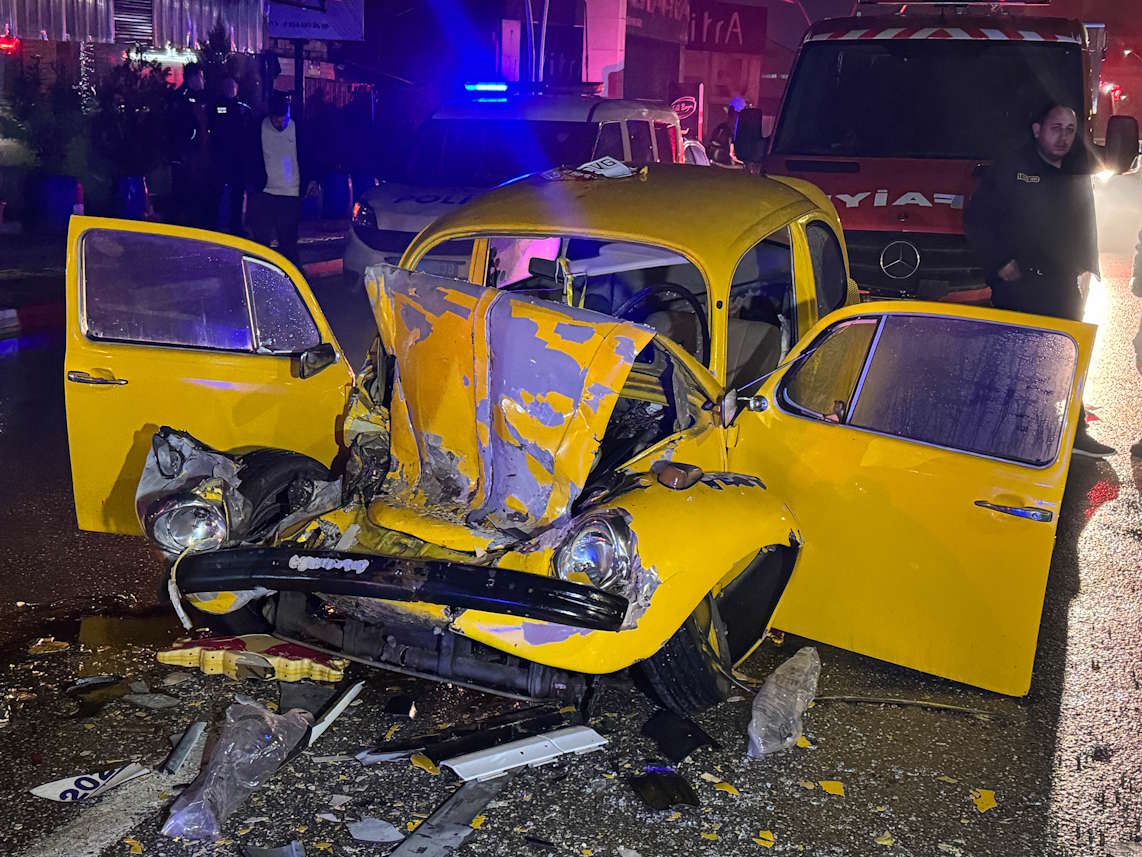 gazi-bulvarinda-otobuse-arkadan-carpan-otomobildeki-3-kisi-yaralandi-2.jpg