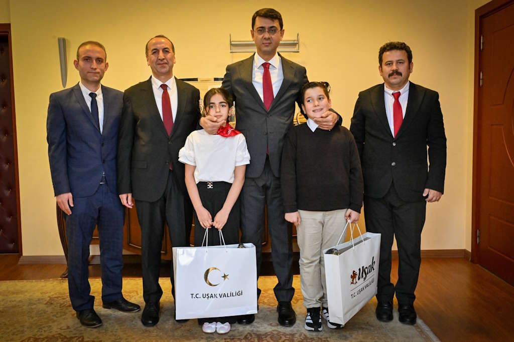 usak-valiligi-23-nisan-toren