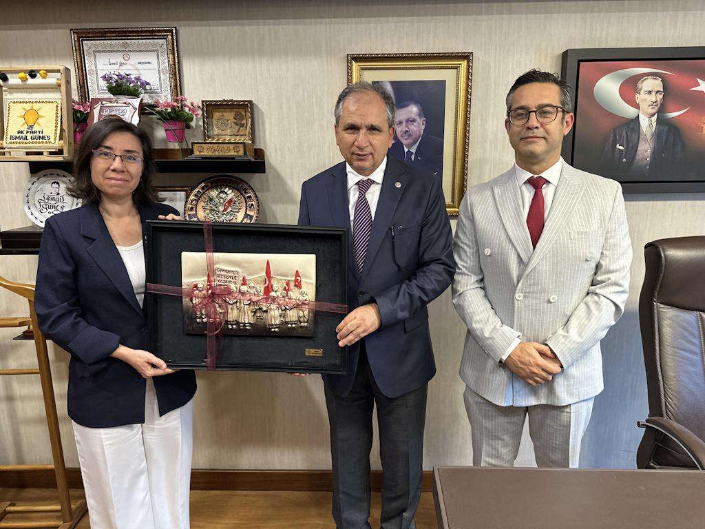 usak-belediye-baskan-vekili-av-hatice-terekeci-ozkan-tbmmde-ak-parti-usak-milletvekilleri-fahrettin-tugrul-ve-ismail-gunesi-ziyaret-etti-4